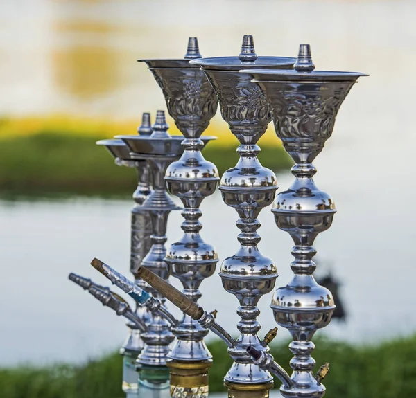 Shisha tubi dell'acqua con sfondo del fiume — Foto Stock