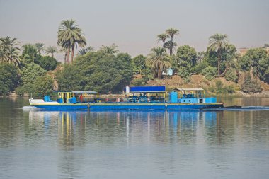 Eski geleneksel nehir mavnası Afrika kırsalında seyahat ediyor.