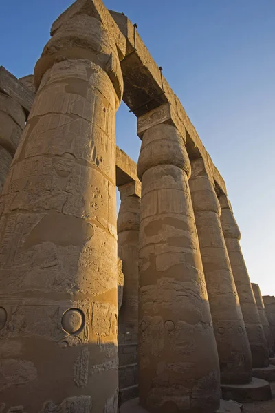 Oude Egyptische hiërogliefen op kolommen in de tempel — Stockfoto