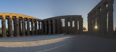 Tapınaktaki sütunlara eski Mısır hiyeroglif oymaları