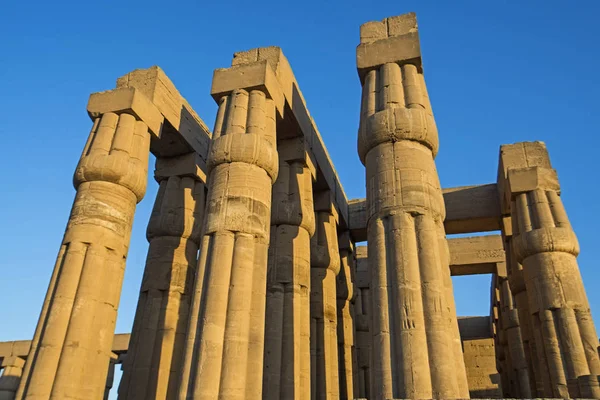 Esculturas hieroglíficas egípcias antigas em colunas no templo — Fotografia de Stock