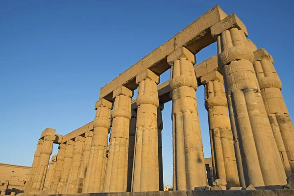 Esculturas hieroglíficas egípcias antigas em colunas no templo — Fotografia de Stock