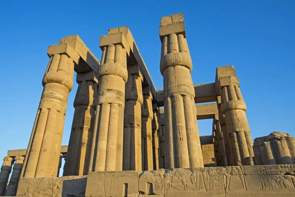 Tallados jeroglíficos egipcios antiguos en columnas en el templo — Foto de Stock