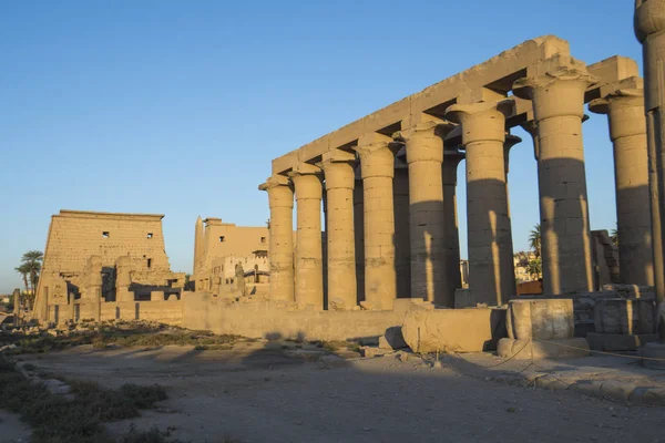 Tallados jeroglíficos egipcios antiguos en columnas en el templo — Foto de Stock