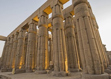 Tapınaktaki sütunlara eski Mısır hiyeroglif oymaları