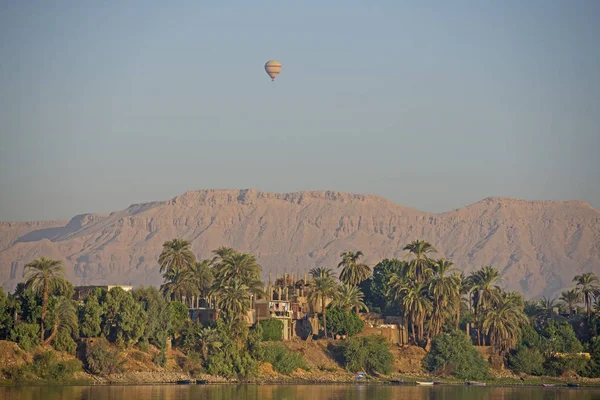 Vista del río Nilo en Egipto mostrando la orilla oeste de Luxor con aire caliente —  Fotos de Stock