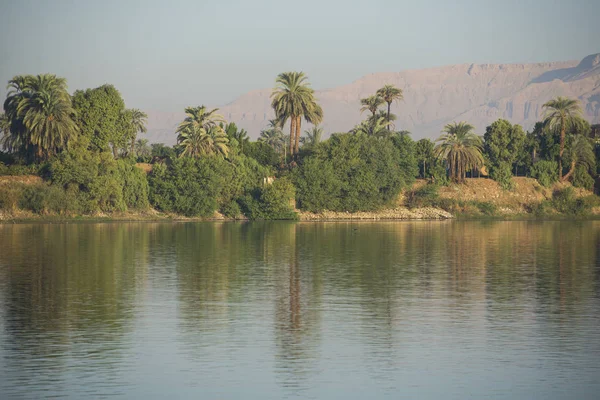 Blick auf den Nil in Ägypten mit luxuriösem Westufer — Stockfoto