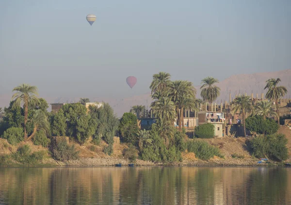 Blick auf den Nil in Ägypten zeigt luxuriöses Westufer mit heißer Luft — Stockfoto