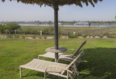 Nil 'de yelken açan büyük Mısır nehir teknesi.