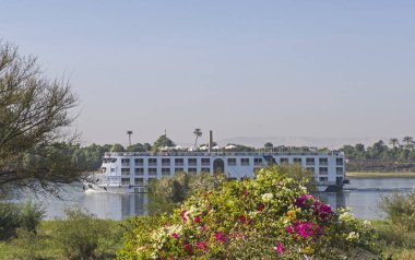 Nil 'de yelken açan büyük Mısır nehir teknesi.