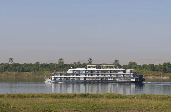 Grand bateau de croisière fluvial égyptien naviguant sur le Nil — Photo