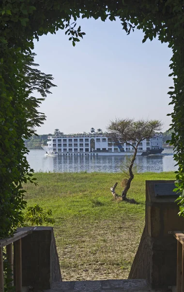 Grande barco de cruzeiro do rio Egípcio navegando no Nilo — Fotografia de Stock