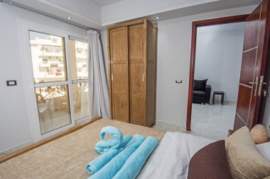 Çift yatak odalı dairenin iç tasarımı.