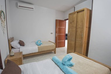 Apartmanda ikiz yatak odasının iç tasarımı.