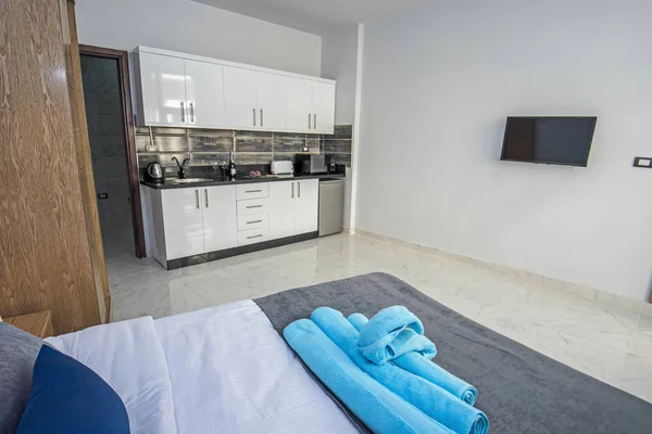 Design de interiores do quarto em estúdio apartamento com cozinha — Fotografia de Stock