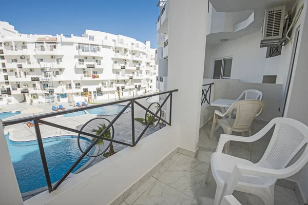 Terasa balkon s židlemi v tropické luxusní apartmán resort — Stock fotografie