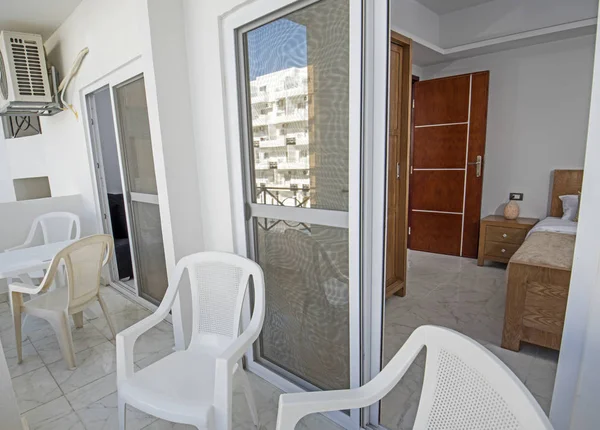 Taras balkon z krzesłami w tropikalnym luksusowym ośrodku apartamentowym — Zdjęcie stockowe