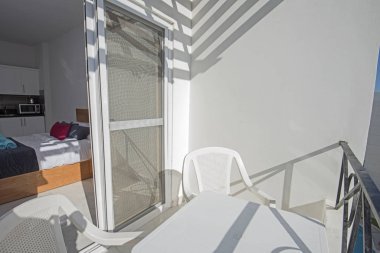 Teras balkonunda sandalyeler ve tropikal lüks apartman dairesi.