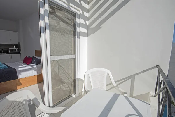 Terrazza balcone con sedie in resort appartamento di lusso tropicale — Foto Stock