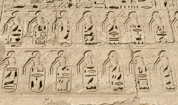 Ієрогліфічних різьбою на стародавнього єгипетського храму стіни — стокове фото