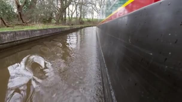 英国の木々が並ぶ水路の風景を旅する狭いボートの船首からの眺め — ストック動画