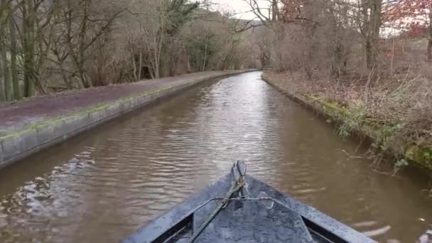 Utsikt Från Fören Smalbåt Färdas Genom Engelska Landsbygdens Landsbygd Landskap — Stockvideo