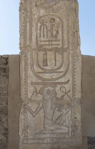 Ιερογλυφική γλυπτά σε έναν τοίχο του αρχαίου αιγυπτιακού ναού — Φωτογραφία Αρχείου