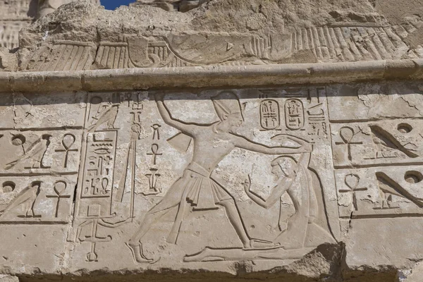 Tallados jeroglíficos en una antigua pared del templo egipcio — Foto de Stock