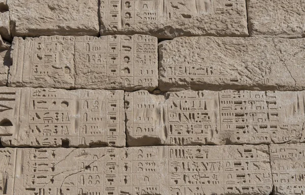 Sculture geroglifiche su un antico muro del tempio egizio — Foto Stock