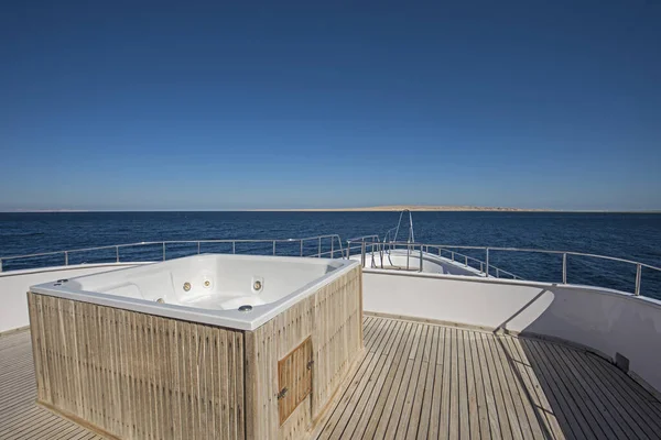 Vue sur la proue sur un grand yacht à moteur avec bain à remous — Photo