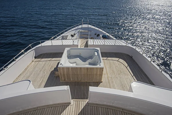 Vue sur la proue sur un grand yacht à moteur avec bain à remous — Photo