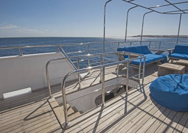 Masa ve sandalyeler motor yat güverte üzerinde