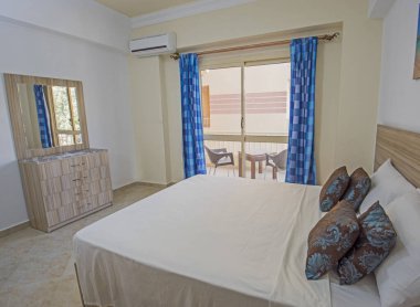 Çift yatak odalı dairenin iç tasarımı.