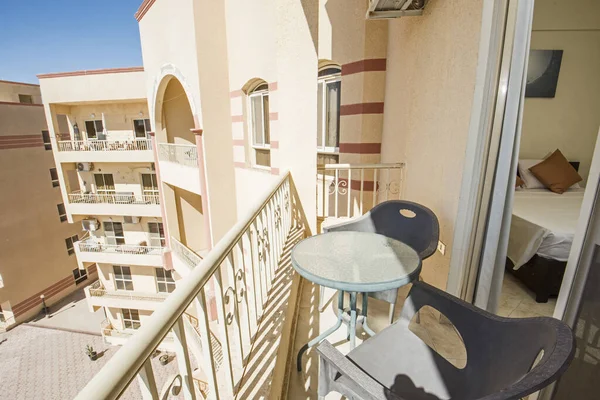 Terrasse Balkon mit Stühlen in tropischem Luxus-Appartement-Resort — Stockfoto
