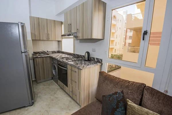 Moderne keuken in een luxe appartement met lounge — Stockfoto