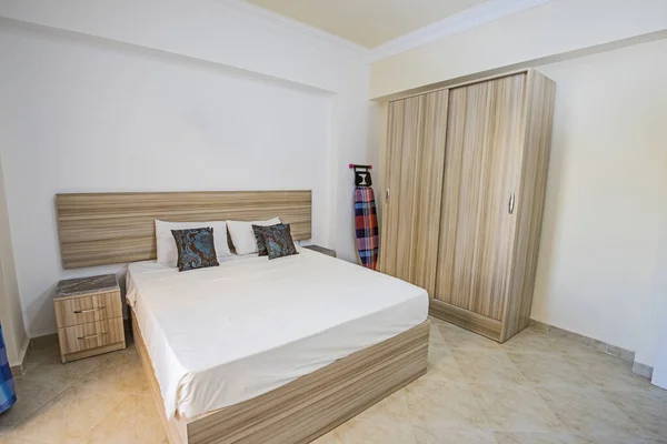 Interieur van slaapkamer met tweepersoonsbed in appartement — Stockfoto