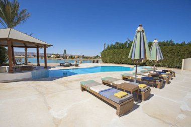 Yüzme havuzunda lüks tropikal tatil villa Resort