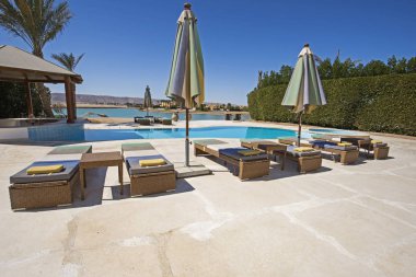 Yüzme havuzunda lüks tropikal tatil villa Resort