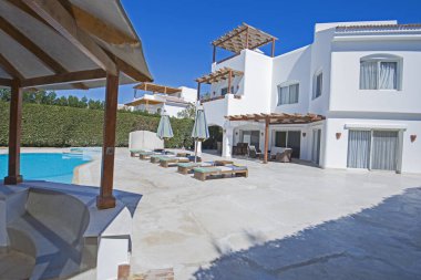 Yüzme havuzunda lüks tropikal tatil villa Resort
