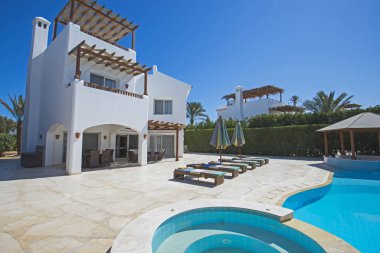 Yüzme havuzunda lüks tropikal tatil villa Resort