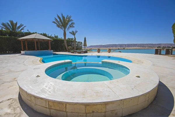 Плавательный бассейн на роскошном курорте — стоковое фото