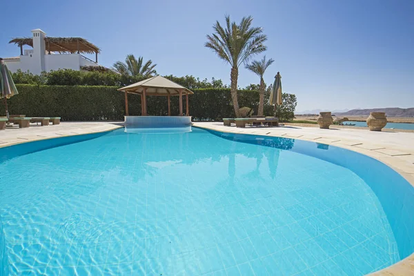 Piscina en el complejo de vacaciones tropicales de lujo villa — Foto de Stock