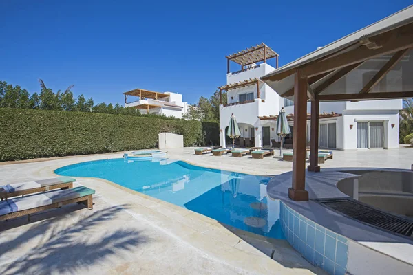 Zwembad op in luxe tropische vakantie villa resort — Stockfoto
