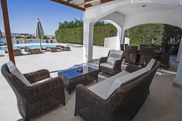 Zwembad en buitenzithoek in een luxe tropische holi — Stockfoto