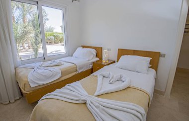 Evdeki ikiz yatak odasının iç tasarımı.