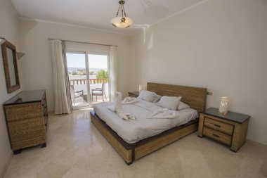 Çift yatak odalı evin iç tasarımı.