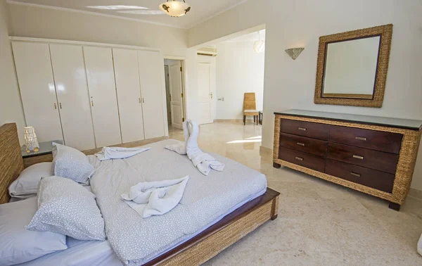 Interieur van slaapkamer met tweepersoonsbed in huis — Stockfoto
