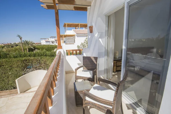 Taras balkon z krzesłami w tropikalnych Luksusowy Apartament — Zdjęcie stockowe
