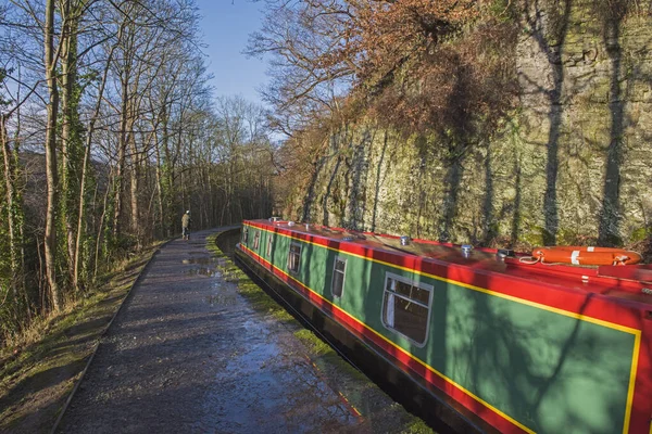 Narrowboat em um canal britânico em ambiente rural — Fotografia de Stock