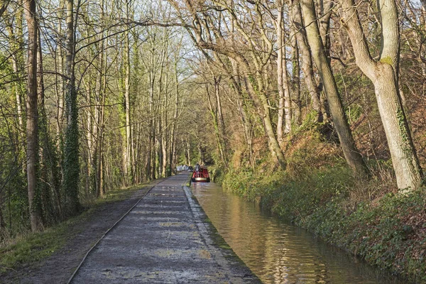 乡村环境中英国运河上的窄船 — 图库照片